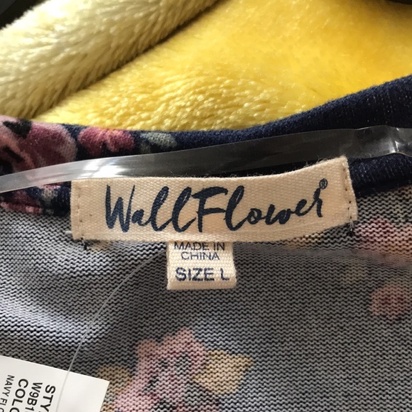 Beautiful rose print shirt! - Picture 5 of 5